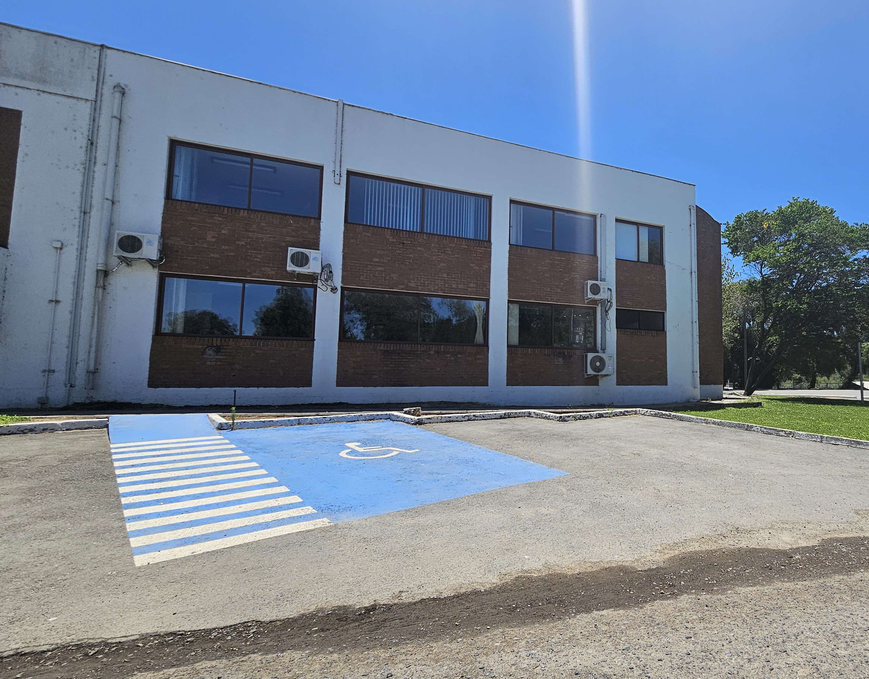 Fotografía de un estacionamiento para personas con discapacidad